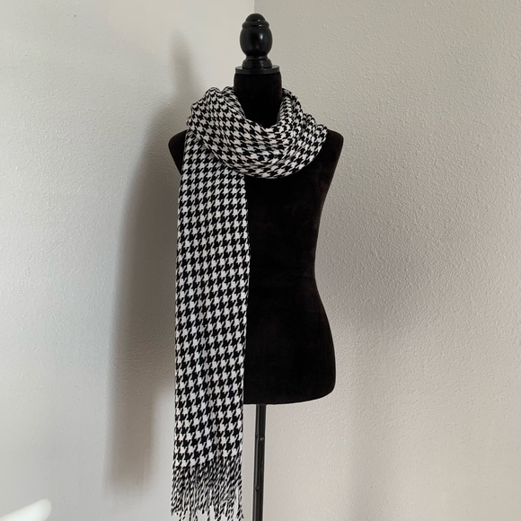 Black and White Houndstooth Scarf - Picture 2 of 5